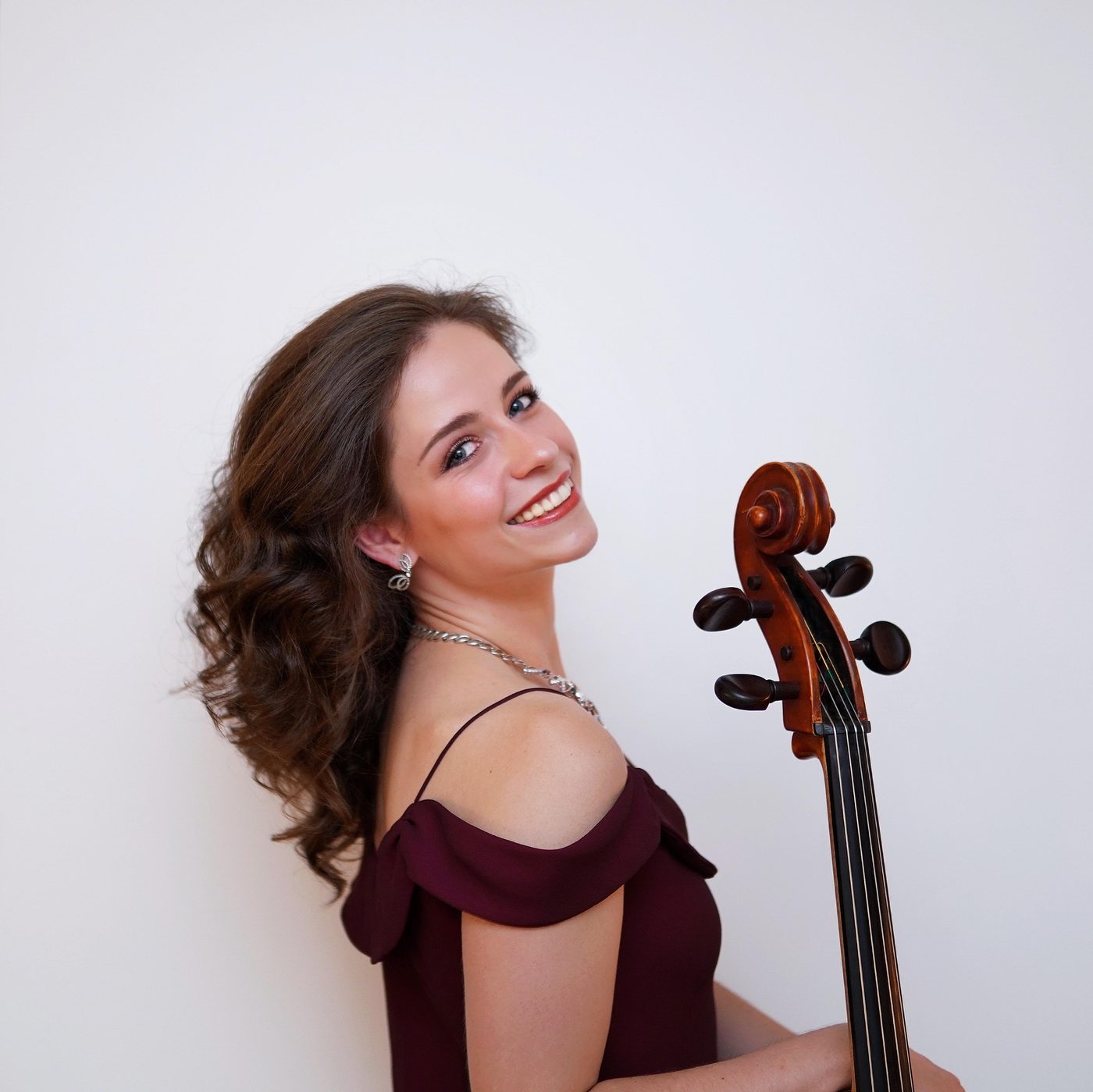 Emilija Mladenović mit ihrem Violoncello
